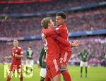 09.03.2019, Fussball 1. Bundesliga 2018/2019, 25. Spieltag, FC Bayern Mnchen - VfL Wolfsburg, in der Allianz-Arena Mnchen. Torjubel re: Serge Gnabry (FC Bayern Mnchen). li: Thomas Mller (FC Bayern Mnchen) 

 
