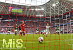 09.03.2019, Fussball 1. Bundesliga 2018/2019, 25. Spieltag, FC Bayern Mnchen - VfL Wolfsburg, in der Allianz-Arena Mnchen. Torschuss zum 1:0 von Robert Lewandowski (li, FC Bayern Mnchen) zum 2:0. re: Torwart Koen Casteels (Wolfsburg).

 
