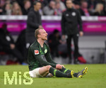 09.03.2019, Fussball 1. Bundesliga 2018/2019, 25. Spieltag, FC Bayern Mnchen - VfL Wolfsburg, in der Allianz-Arena Mnchen. Maximilian Arnold (Wolfsburg) am Boden.

 
