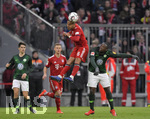 09.03.2019, Fussball 1. Bundesliga 2018/2019, 25. Spieltag, FC Bayern Mnchen - VfL Wolfsburg, in der Allianz-Arena Mnchen. mitte: Thiago (FC Bayern Mnchen) Kopfballduell.

 
