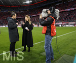 09.03.2019, Fussball 1. Bundesliga 2018/2019, 25. Spieltag, FC Bayern Mnchen - VfL Wolfsburg, in der Allianz-Arena Mnchen. li: Trainer Niko Kovac (FC Bayern Mnchen), re: Jessica Kastrop (SKY-Sport TV.).

 
