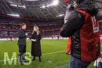 09.03.2019, Fussball 1. Bundesliga 2018/2019, 25. Spieltag, FC Bayern Mnchen - VfL Wolfsburg, in der Allianz-Arena Mnchen. li: Trainer Bruno Labbadia (Wolfsburg), re: Jessica Kastrop (SKY-Sport TV.).

 
