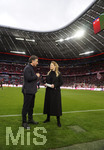 09.03.2019, Fussball 1. Bundesliga 2018/2019, 25. Spieltag, FC Bayern Mnchen - VfL Wolfsburg, in der Allianz-Arena Mnchen. li: Trainer Bruno Labbadia (Wolfsburg), re: Jessica Kastrop (SKY-Sport TV.).

 
