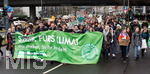 15.03.2019, Fridays For Future - Demonstration in Dsseldorf. Der Beginn des Zuges, Schler halten ein Banner hoch mit der Aufschrift 