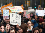 15.03.2019, Fridays For Future - Demonstration in Dsseldorf. berblick ber den Zug, Kinder rufen, halten Schilder und Fahnen hoch. Unter anderem 