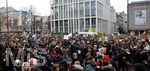 15.03.2019, Fridays For Future - Demonstration in Dsseldorf. berblick ber den Zug, Kinder rufen, halten Schilder und Fahnen hoch.