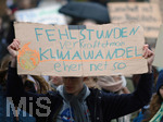 15.03.2019, Fridays For Future - Demonstration in Dsseldorf. Ein Schler hlt ein Schild hoch mit der Aufschrift 