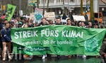 15.03.2019, Fridays For Future - Demonstration in Dsseldorf. Der Beginn des Zuges, Schler halten ein Banner hoch mit der Aufschrift 