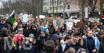 15.03.2019, Fridays For Future - Demonstration in Dsseldorf. berblick ber den Zug, Kinder rufen, halten Schilder und Fahnen hoch.