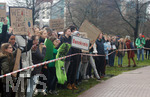 15.03.2019, Fridays For Future - Demonstration in Dsseldorf. Die Demonstrierenden stehen vor dem Landtag Nordrhein-Westfalen, um den die Polizei einen 