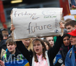 15.03.2019, Fridays For Future - Demonstration in Dsseldorf. Ein Kind hlt ein Schild hoch mit der Aufschrift 