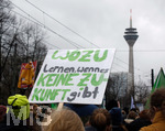 15.03.2019, Fridays For Future - Demonstration in Dsseldorf. Demonstrierende, im Hintergrund der Dsseldorfer Rheinturm.