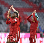 17.03.2019, Fussball 1. Bundesliga 2018/2019, 26. Spieltag, FC Bayern Mnchen - 1.FSV Mainz 05, in der Allianz-Arena Mnchen. v.l. Alphonso Davies (FC Bayern Mnchen), und Thiago (FC Bayern Mnchen) bedanken sich bei den Fans.

 
