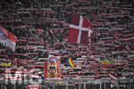 17.03.2019, Fussball 1. Bundesliga 2018/2019, 26. Spieltag, FC Bayern Mnchen - 1.FSV Mainz 05, in der Allianz-Arena Mnchen.  Bayernfans schwenken ihre Schals.

 
