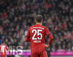 17.03.2019, Fussball 1. Bundesliga 2018/2019, 26. Spieltag, FC Bayern Mnchen - 1.FSV Mainz 05, in der Allianz-Arena Mnchen. Thomas Mller (FC Bayern Mnchen) steht im Regen.

 
