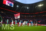 17.03.2019, Fussball 1. Bundesliga 2018/2019, 26. Spieltag, FC Bayern Mnchen - 1.FSV Mainz 05, in der Allianz-Arena Mnchen. DIe Mannschaften laufen aufs Spielfeld, angefhrt vom Schiedsrichter-Team.

 
