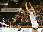 23.03.2019, Handball Frauen, Lnderspiel, Deutschland - Niederlande, in der EWE Arena Oldenburg. (L-R) Estavana Polman (Niederlande) gegen Kim Naidzinavicius (Deutschland)