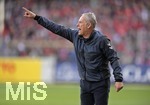 30.03.2019, Fussball 1. Bundesliga 2018/2019, 27. Spieltag, SC Freiburg - FC Bayern Mnchen, im Schwarzwald-Stadion Freiburg. Trainer Christian Streich (Freiburg) unzufrieden.

 
