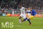 02.04.2019, Fussball DFB Pokal 2018/2019, Viertelfinale, FC Augsburg - RB Leipzig, in der WWK-Arena Augsburg. Torschuss zum 1:0 von Timo Werner (re, RB Leipzig) gegen Kevin Danso (li, Augsburg).


