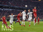 03.04.2019, Fussball DFB Pokal 2018/2019, Viertelfinale,  FC Bayern Mnchen - 1.FC Heidenheim, in der Allianz-Arena Mnchen.    Mats Hummels (re, Bayern Mnchen) setzt sich durch.



