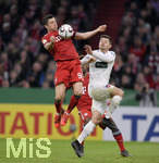 03.04.2019, Fussball DFB Pokal 2018/2019, Viertelfinale,  FC Bayern Mnchen - 1.FC Heidenheim, in der Allianz-Arena Mnchen. v.li: Robert Lewandowski (FC Bayern Mnchen) gegen Marnon Busch (Heidenheim) 



