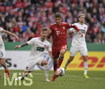 03.04.2019, Fussball DFB Pokal 2018/2019, Viertelfinale,  FC Bayern Mnchen - 1.FC Heidenheim, in der Allianz-Arena Mnchen. re: Thomas Mller (FC Bayern Mnchen) im Zweikampf.



