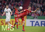 03.04.2019, Fussball DFB Pokal 2018/2019, Viertelfinale,  FC Bayern Mnchen - 1.FC Heidenheim, in der Allianz-Arena Mnchen. Thomas Mller (FC Bayern Mnchen) spielt den Ball mit der Hacke.



