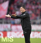03.04.2019, Fussball DFB Pokal 2018/2019, Viertelfinale,  FC Bayern Mnchen - 1.FC Heidenheim, in der Allianz-Arena Mnchen. Trainer Frank Schmidt (Heidenheim) gibt Anweisungen. 



