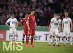 03.04.2019, Fussball DFB Pokal 2018/2019, Viertelfinale,  FC Bayern Mnchen - 1.FC Heidenheim, in der Allianz-Arena Mnchen. Robert Lewandowski (FC Bayern Mnchen) vor seinem Elfmeter-Schuss.




