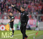 03.04.2019, Fussball DFB Pokal 2018/2019, Viertelfinale,  FC Bayern Mnchen - 1.FC Heidenheim, in der Allianz-Arena Mnchen. Trainer Frank Schmidt (Heidenheim) gibt Anweisungen. 



