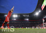 03.04.2019, Fussball DFB Pokal 2018/2019, Viertelfinale,  FC Bayern Mnchen - 1.FC Heidenheim, in der Allianz-Arena Mnchen. Joshua Kimmich (FC Bayern Mnchen) legt sich den Ball zum Eckball zurecht.



