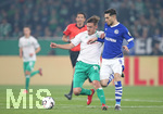 03.04.2019, Fussball DFB Pokal 2018/2019, Viertelfinale, FC Schalke 04 - SV Werder Bremen, in der VELTINS-Arena Gelsenkirchen. (L-R) Max Kruse (Werder Bremen) gegen Suat Serdar (Schalke)


