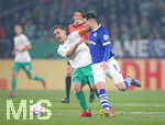 03.04.2019, Fussball DFB Pokal 2018/2019, Viertelfinale, FC Schalke 04 - SV Werder Bremen, in der VELTINS-Arena Gelsenkirchen. (L-R) Max Kruse (Werder Bremen) gegen Suat Serdar (Schalke)


