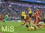 06.04.2019, Fussball 1. Bundesliga 2018/2019, 28. Spieltag, FC Bayern Mnchen - Borussia Dortmund, in der Allianz-Arena Mnchen. Mats Hummels (Bayern Mnchen) trifft zum 1:0 gegen Torwart Roman Brki (Dortmund) 

 
