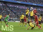 06.04.2019, Fussball 1. Bundesliga 2018/2019, 28. Spieltag, FC Bayern Mnchen - Borussia Dortmund, in der Allianz-Arena Mnchen. Mats Hummels (Bayern Mnchen) trifft zum 1:0 gegen Torwart Roman Brki (Dortmund) 

 
