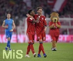 06.04.2019, Fussball 1. Bundesliga 2018/2019, 28. Spieltag, FC Bayern Mnchen - Borussia Dortmund, in der Allianz-Arena Mnchen. Nach dem Spiel, v.li: David Alaba (FC Bayern Mnchen) und Leon Goretzka (FC Bayern Mnchen)  gut gelaunt.

 
