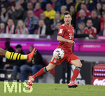 06.04.2019, Fussball 1. Bundesliga 2018/2019, 28. Spieltag, FC Bayern Mnchen - Borussia Dortmund, in der Allianz-Arena Mnchen. Robert Lewandowski (FC Bayern Mnchen) am Ball.

 
