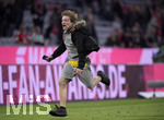 06.04.2019, Fussball 1. Bundesliga 2018/2019, 28. Spieltag, FC Bayern Mnchen - Borussia Dortmund, in der Allianz-Arena Mnchen. Flitzer rennt ber den Platz nach dem Schlusspfiff.

 
