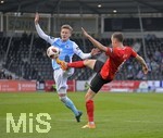 08.04.2019, Fussball 3. Liga 2018/2019, 32. Spieltag, SG Sonnenhof Groaspach - TSV 1860 Mnchen, in der Mechatronik Arena Aspach. v.li: Benjamin Kindsvater (TSV 1860 Mnchen) gegen Sebastian Bsel (Groaspach).

