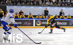 11.04.2019,  Eishockey Lnderspiel Deutschland - Slowakei, in der erdgas schwaben arena in Kaufbeuren, Torschuss zum 1:1 von Stephan Daschner (re, GER).