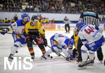 11.04.2019,  Eishockey Lnderspiel Deutschland - Slowakei, in der erdgas schwaben arena in Kaufbeuren, 2.v.li: Lean Bergmann (GER) im Zweikampf.