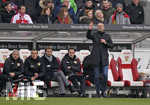 13.04.2019, Fussball 1. Bundesliga 2018/2019, 29. Spieltag, VfB Stuttgart - Bayer Leverkusen, in der Mercedes-Benz-Arena Stuttgart,  Trainer Peter Bosz (re, Leverkusen) in Rage.


 
