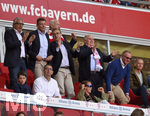 20.04.2019, Fussball 1. Bundesliga 2018/2019, 30. Spieltag, FC Bayern Mnchen - SV Werder Bremen, in der Allianz-Arena Mnchen, Prsident Uli Hoeness (FC Bayern Mnchen) und Vorstandsvorsitzender Karl-Heinz Rummenigge (FC Bayern Mnchen) freuen sich nach dem Schlusspfiff.


 
