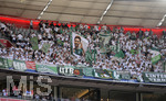20.04.2019, Fussball 1. Bundesliga 2018/2019, 30. Spieltag, FC Bayern Mnchen - SV Werder Bremen, in der Allianz-Arena Mnchen, Bremer Fans schwenken eine Fahne mit dem Kopf von Claudio Pizarro (SV Werder Bremen)  


 
