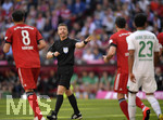 20.04.2019, Fussball 1. Bundesliga 2018/2019, 30. Spieltag, FC Bayern Mnchen - SV Werder Bremen, in der Allianz-Arena Mnchen, mitte: Schiedsrichter Tobias Welz gibt Anweisungen.


 
