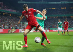 24.04.2019, Fussball DFB Pokal 2018/2019, Halbfinale, SV Werder Bremen -  FC Bayern Mnchen, im Weserstadion Bremen. (L-R) Robert Lewandowski (Bayern Mnchen) gegen Maximilian Eggestein (Werder Bremen)


