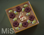 26.04.2019, 30.12.2012,  Lindt und Sprngli, Eine Packung Lindt Oster-Minis mit Mini-Goldhase, Gianduja-Mini-Blte und Vanille-Trffel-Ei aus Alpenvollmilch-Schokolade. 