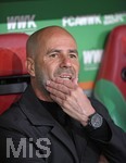 26.04.2019, Fussball 1. Bundesliga 2018/2019, 31. Spieltag, FC Augsburg - Bayer Leverkusen, in der WWK-Arena Augsburg. Trainer Peter Bosz (Leverkusen) nachdenklich. 

 
