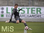 27.04.2019, Fussball 3. Liga 2018/2019, 35. Spieltag,  TSV 1860 Mnchen - Karlsruher SC, im Stadion an der Grnwalderstrasse Mnchen,  Torwart Benjamin Uphoff (Karlsruhe) Abschlag.


