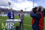 27.04.2019, Fussball 3. Liga 2018/2019, 35. Spieltag,  TSV 1860 Mnchen - Karlsruher SC, im Stadion an der Grnwalderstrasse Mnchen,  Ex-Lwenspieler Markus Schroth am ARD-Mikrofon mit ARD-Moderator Markus Othmer (re).


